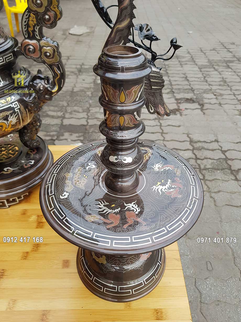 Họa tiết hoa văn tr&ecirc;n ch&acirc;n nến được chạm khắc v&ocirc; c&ugrave;ng tỉ mỉ
